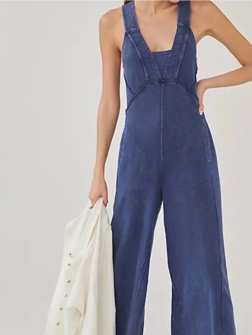Wide-Leg Navy Sleeveless Jumpsuit with V-Neck - Picture 3 of 6